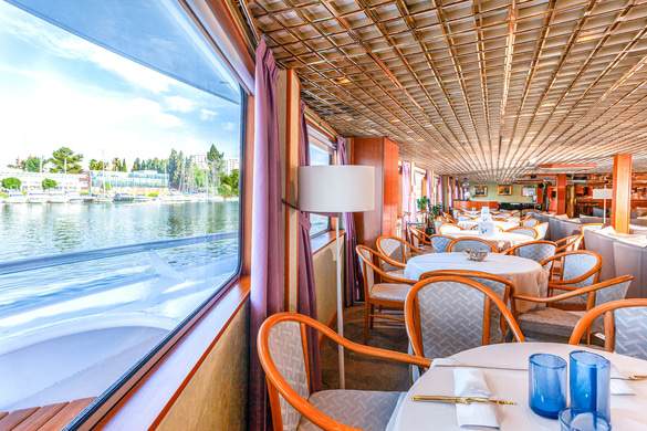 CroisiEurope MS La Belle de Cadix Lounge Bar with Dancefloor 3 ©Alberto Dastis.jpg